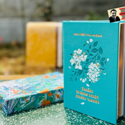 (Ấn bản giới hạn 111 cuốn có ký) (bìa da PU, giấy offset Nhật màu ngà) TUẦN TRĂNG MẬT MÀU XANH – Nguyễn Thị Hoàng – Nhã Nam