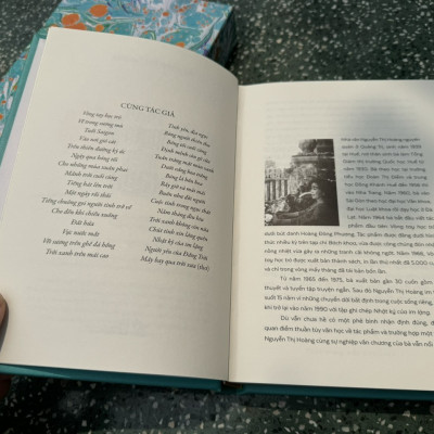 (Ấn bản giới hạn 111 cuốn có ký) (bìa da PU, giấy offset Nhật màu ngà) TUẦN TRĂNG MẬT MÀU XANH – Nguyễn Thị Hoàng – Nhã Nam