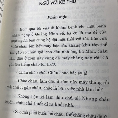 Ngủ với kẻ thù (truyện ngắn và thơ)