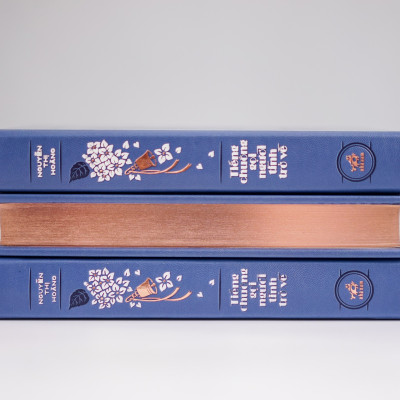 (Ấn bản giới hạn 111 cuốn có ký) (bìa da PU, giấy offset Nhật màu ngà) TIẾNG CHUÔNG GỌI NGƯỜI TÌNH TRỞ VỀ – Nguyễn Thị Hoàng – Nhã Nam