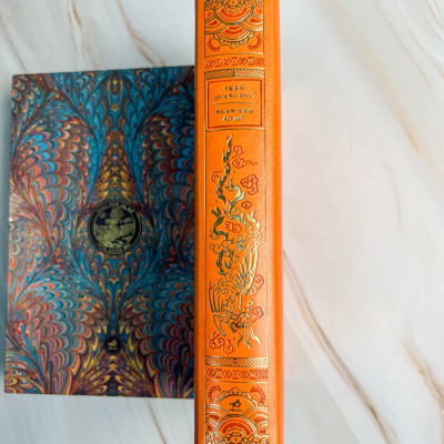 ẤN BẢN BÌA DA PU CAO CẤP VÀ GIỚI HẠN - NGÀN NĂM ÁO MŨ - TRẦN QUANG ĐỨC -