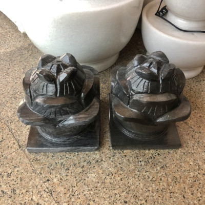 Cặp búp sen đá trang trí mộ đá cẩm thạch vân đen đế vuông - Cao 22 cm