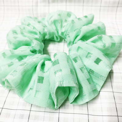Cột tóc scrunchies màu xanh lá caro lưới size trung