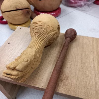 Mõ tụng kinh phật bằng gỗ mít lục lõi không dát ,tay cầm khắc đầu rồng để mộc kt 20×8×6cm