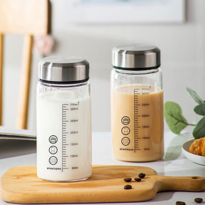 Bình Nước Sữa Thủy Tinh 350ml Nắp Inox Di Động Ăn Sáng Cà Phê Nước Ép Trà Sữa Chia Vạch Tặng Kèm Túi Giao Màu Ngẫu Nhiên