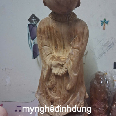 Tượng  chú tiểu tùy duyên bằng gỗ ngọc Am thơm nức cao 50x17x16cm 