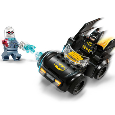 LEGO SUPERHEROES 76301 Đồ Chơi Lắp Ráp Batman Và Xe Chiến Đấu Với Mr. Freeze (63 Chi Tiết)