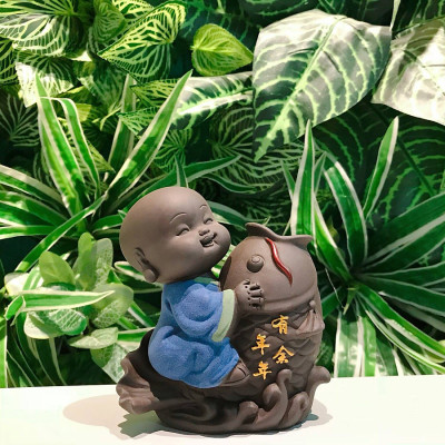 Tượng chú tiểu cưỡi cá chép - trồng cây, cắm hoa để bàn 