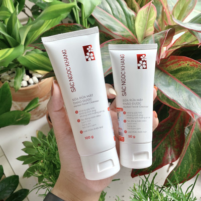 Sữa Rửa Mặt Sắc Ngọc Khang 100gr tinh chất hoa anh đào thiên nhiên giúp làm sạch dịu nhẹ và mang lại làn da mịn màng , tươi sáng