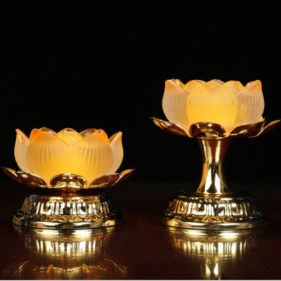 Chân nến, cốc đựng nến thờ hoa sen lưu ly vật phẩm quan trọng trên bàn thờ