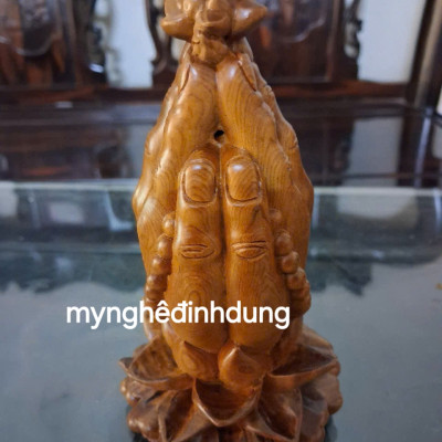Tượng Bàn tay niệm phật bằng gỗ bách xanh thơm nức cao 15x9x9cm 