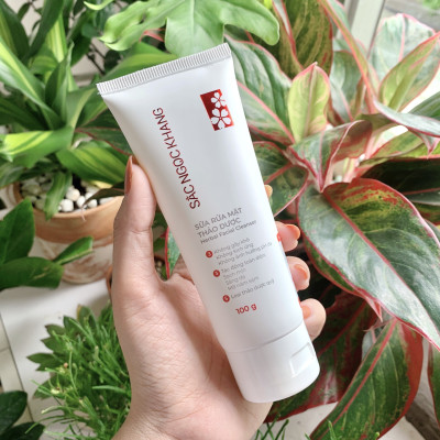 Sữa Rửa Mặt Sắc Ngọc Khang 100gr tinh chất hoa anh đào thiên nhiên giúp làm sạch dịu nhẹ và mang lại làn da mịn màng , tươi sáng