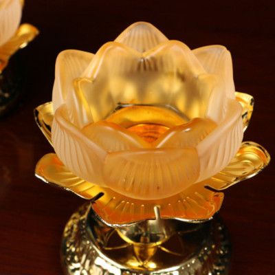 Chân nến, cốc đựng nến thờ hoa sen lưu ly vật phẩm quan trọng trên bàn thờ