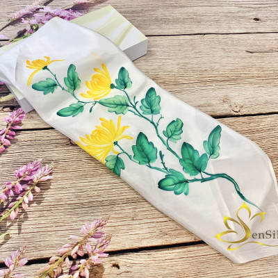 Khăn Vuông Lụa Tơ Tằm Vẽ Cúc Vàng SenSilk – Quà Tặng 20/10