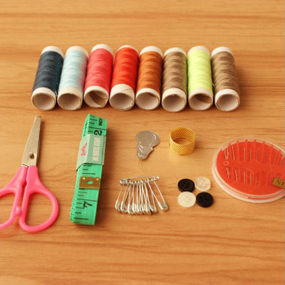 Hộp Kim Chỉ May Vá Quần Áo Xách Tay Mini 55 Món Du Lịch Tiện Lợi Giao Màu Ngẫu Nhiên - Hàng Loại 1 - Chính Hãng MINIIN