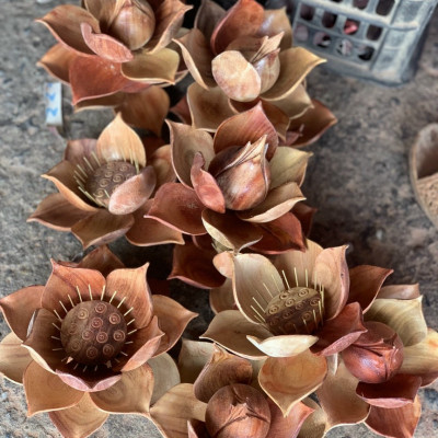 1 bình hoa sen 25 cành , trang trí phòng thờ phòng khách bằng gỗ hương đỏ đẹp long lanh ,