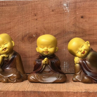 Bộ chú tiểu an nhiên bằng gỗ bách xanh thơm nức tô làm mầu giả cổ kt 6×7×8cm