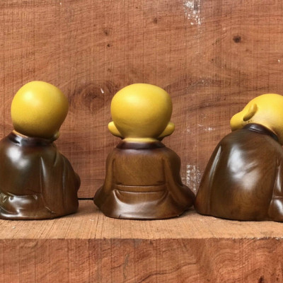 Bộ chú tiểu an nhiên bằng gỗ bách xanh thơm nức tô làm mầu giả cổ kt 6×7×8cm