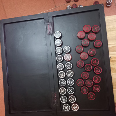 Bàn cờ tướng gỗ trắc có cả quân kt 50×50×3cm