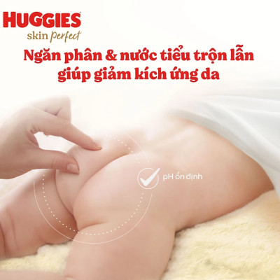 Tã/bỉm dán sơ sinh Huggies Skin Perfect NB 70+4 miếng với 2 vùng thấm giảm kích ứng da