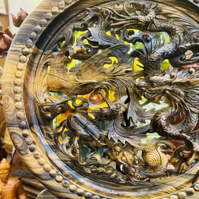 Đĩa trang trí phong thủy ,trạm khắc tứ linh bằng gỗ mun hoa đẹp long lanh kt mặt tròn 40×3,5cm+kệ chân đế cao tổng 48cm