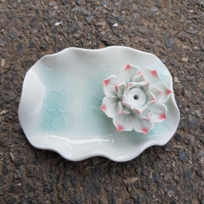 Đĩa đế cắm trầm handmade gắn hoa bằng gốm cao cấp DDT15