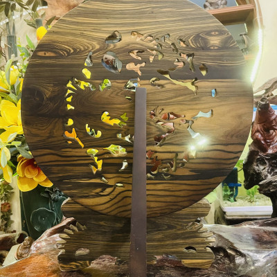 Đĩa trang trí phong thủy ,trạm khắc tứ linh bằng gỗ mun hoa đẹp long lanh kt mặt tròn 40×3,5cm+kệ chân đế cao tổng 48cm