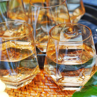 COMBO BÌNH ĐỰNG NƯỚC THỦY TINH CÓ KHAY ĐỰNG VÀ 6 CỐC MÀU MẠ VÀNG - VD692