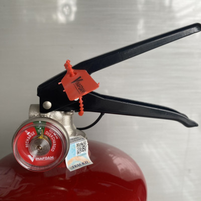 Bình chữa cháy bột ABC 4kg Vinafoam V4-P có tem kiểm định đạt công suât dập tắt 2A55B