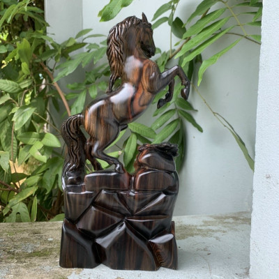 Tượng con ngựa phong thủy bằng gỗ mun kt cao 30cm