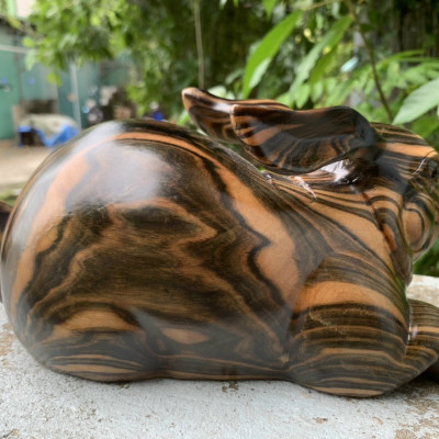 Tượng con thỏ phong thủy bằng gỗ mun hoa kt 23×12×12,5cm