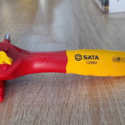 Cờ lê bánh cóc cách điện 1000V VDE đầu 3/8 dài 200mm SATA 12982