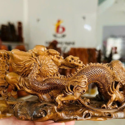 TƯỢNG PHẬT DI LẶC KÉO BAO RỒNG BẰNG GỖ BÁCH XANH THƠM NỨC KT NGANG 20CM 