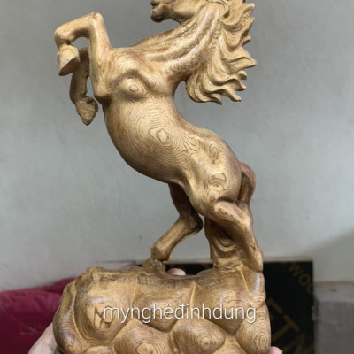 Tượng con ngựa nhất mã phi thiên bằng gỗ ngọc am thơm nức kt cao 20×10×6cm 
