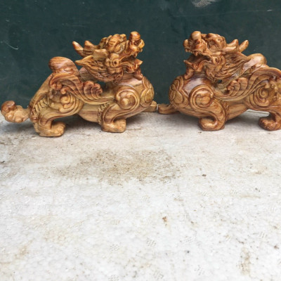 Cặp tỳ hưu phong thủy hút tài lộc về nhà bằng gỗ huyết long kt 20×12×8cm +thêm cả chân đế đi kèm 