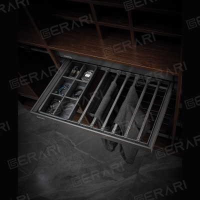 Phụ kiện của tủ áo (Giá vắt quần âu ray giảm chấn tích hợp khay để đồ trang sức, cà vạt mã GW002.800A thương hiệu Gerari)