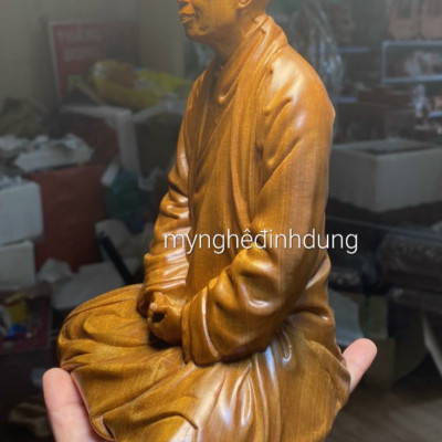TƯỢNG THIỄN SU THÍCH NHAT HẠNH BẰNG GỖ BÁCH XANH THƠM NỨC KT CAO 20×11.5CM