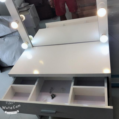 Bàn trang điểm hiện đại BT21