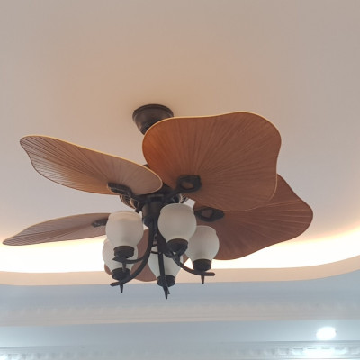 Mẫu mới nhất: Quạt trần cánh lá sang  trọng có đèn trang trí - Rất em và mát - Sang trọng - Có điều khiển từ xa