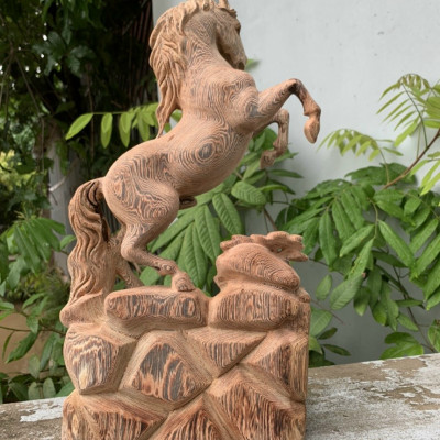 Tượng con ngựa trang trí phong thủy hút tài lộc bằng gỗ mun hoa kt cao 40×22×7,5cm