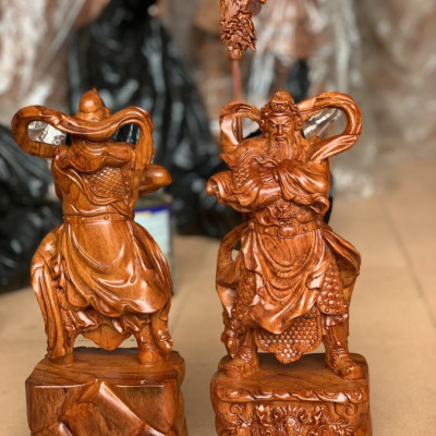Tượng quan công khoanh tay đứng trên đầu hổ phù bằng gỗ hương đá kt cao 50×18×15cm