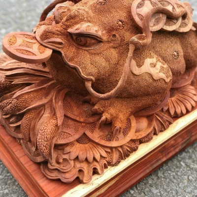 Tượng cóc thiềm thừ ngậm tiền vàng ,phong thủy hút tài lộc bằng gỗ hương ta hàng đục kỹ đẹp long lanh kt 34×20×42cm chưa tính chân kệ 