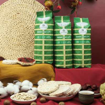 Bánh gạo lứt GUfoods vị Cỏ ngọt - Bao bì bánh tét xanh truyền thống - Không chiên dầu, Không đường, Lành mạnh, Phù hợp Eat clean, Ăn vặt healthy, Thực dưỡng, Tập gym, Thuần chay