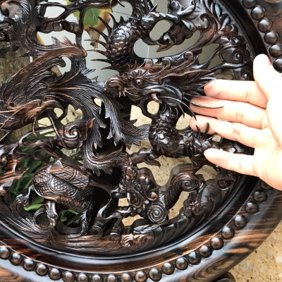 Đĩa trang trí phong thủy trạm khắc tứ linh bằng gỗ mun hoa cực đẹp kt mặt tròn 40×3,5cm +kệ chân đế cao tổng 48cm