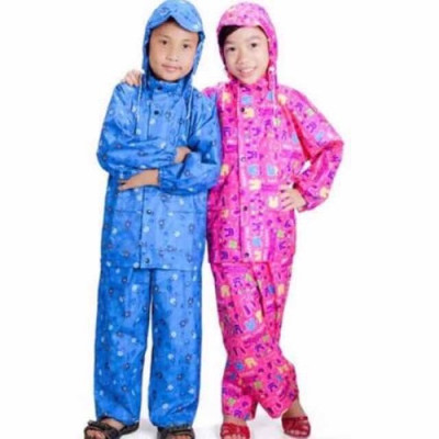 Quần áo mưa trẻ em từ 6 - 8 tuổi họa tiết hoạt hình , xinh xắn  , vải dù chống thấm , có túi đựng dễ thương , giao màu ngẫu nhiên