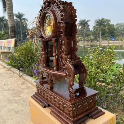 Đồng hồ quả lắc để bàn tân cổ điển bằng gỗ mun đuôi công kt cao 70×45×15cm và đế cao 15×52×29cm