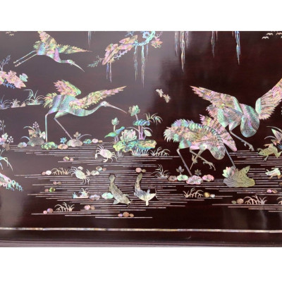 Tranh tùng hạc gỗ gụ khảm ốc đỏ xà cừ  kết hợp với vỏ bào ngư xanh đỏ tự nhiên đẹp long lanh kt 60×120×4cm 