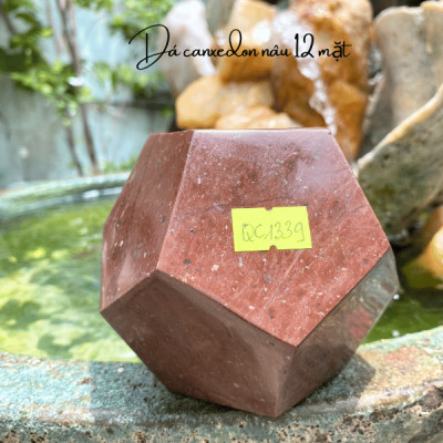 Quả cầu 12 mặt đá canxedon nâu NHASAN QC1339 cho người mệnh Thổ nặng 1.26kg, đường kính 10.5cm