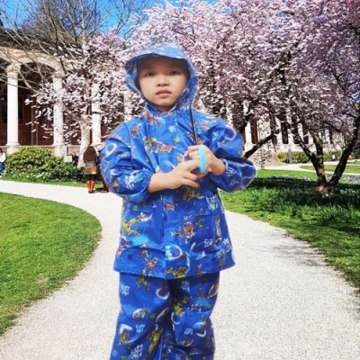 Bộ áo mưa trẻ em từ 6 - 8 tuổi họa tiết hoạt hình dễ thương  , xinh xắn  , vải dù chống thấm , có túi đựng , giao màu ngẫu nhiên