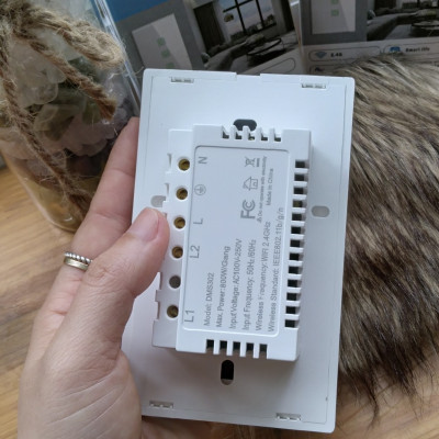 Công tắc thông minh 2 nút bấm sóng wifi , màu trắng, điều khiển qua app Tuya và Smart Life